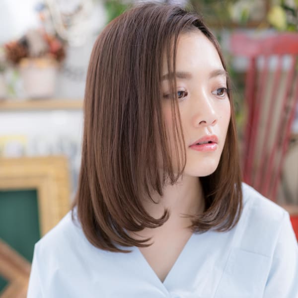 前下がりの小顔ストレートIカールミディ　ニュアンスカール