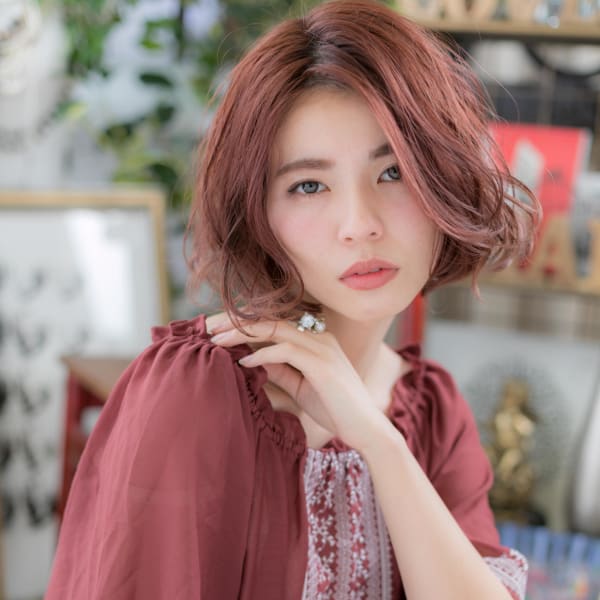 個性的カラーでセンターパートくせ毛風ラフボブ ふわふわボブ