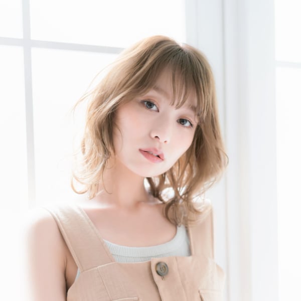 風になびくエアリーボブ