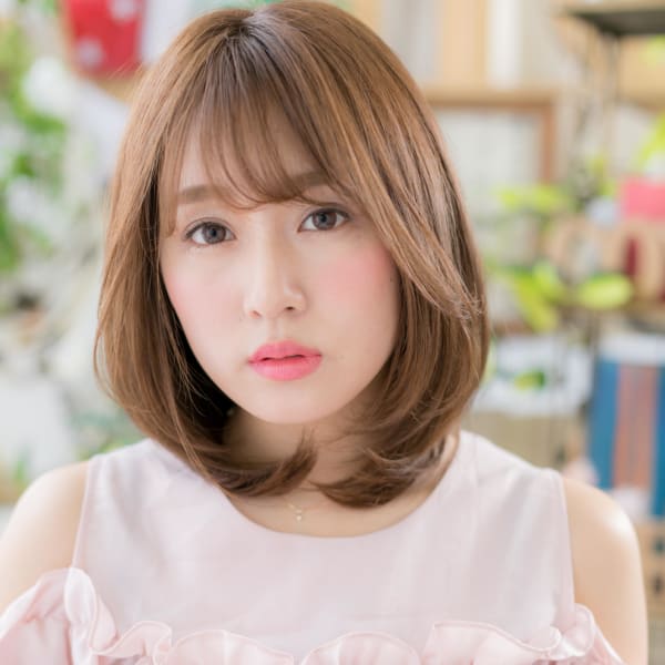 シルキーベージュカラーの小顔ウルフミディアム ガーリーボブ