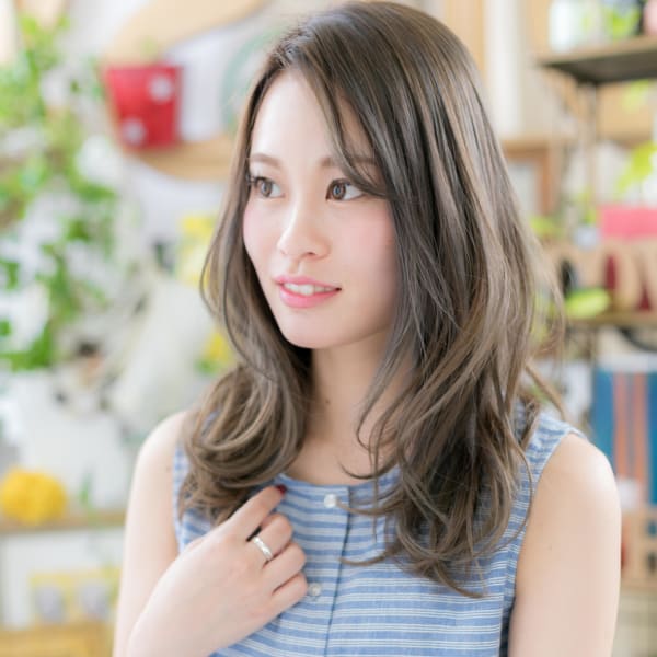 アシンメトリーで色っぽ小顔くびれウェーブ　フェミニンロング