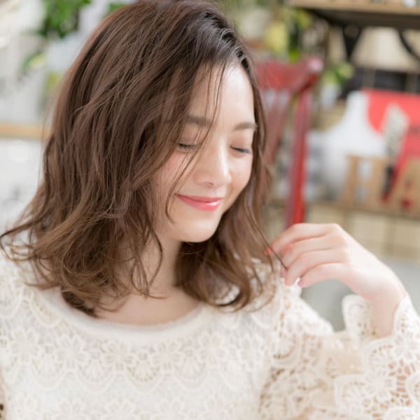 女らしさ溢れるアシンメトリーほつれカール ボリュームカール