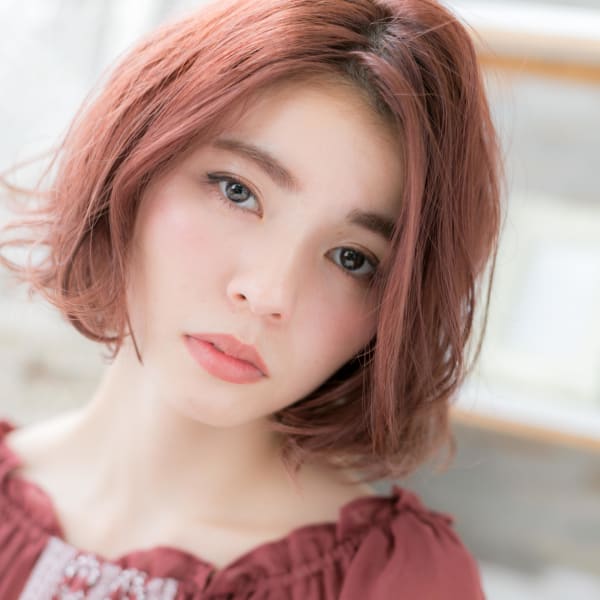 個性的カラーでセンターパートくせ毛風ラフボブ ふわふわボブ