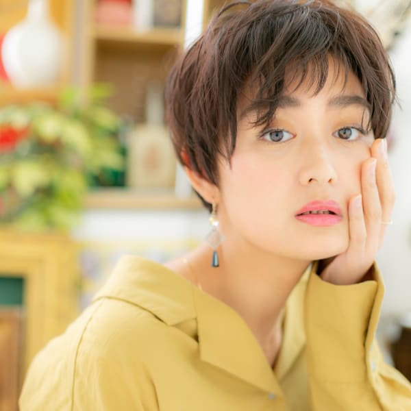 くせ毛風ニュアンスショートで洗練大人女子 エアリーショート