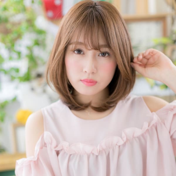 シルキーベージュカラーの小顔ウルフミディアムニュアンスカール