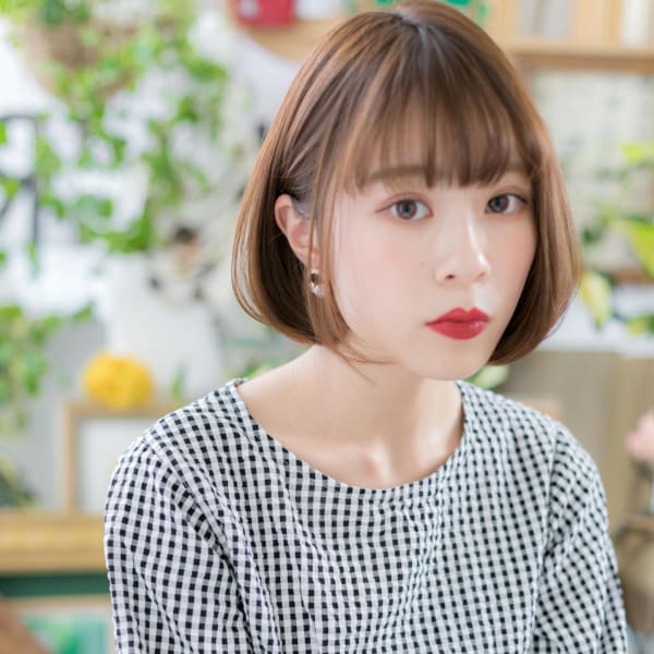 大人モード小顔クールな前下がりボブ　小顔