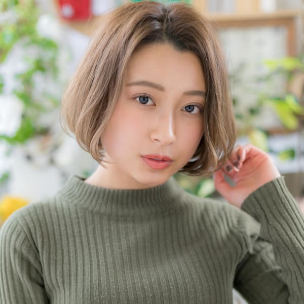 センターパート＊ナチュラルワンカール大人ボブ　ベージュカラー