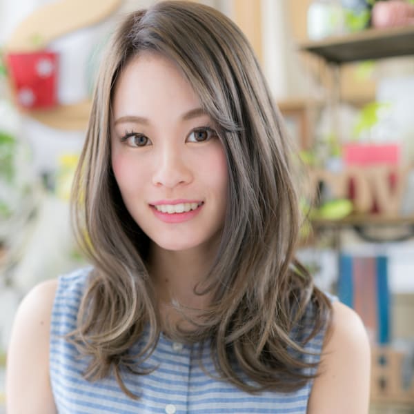 アシンメトリーで色っぽ小顔くびれウェーブ くせ毛風