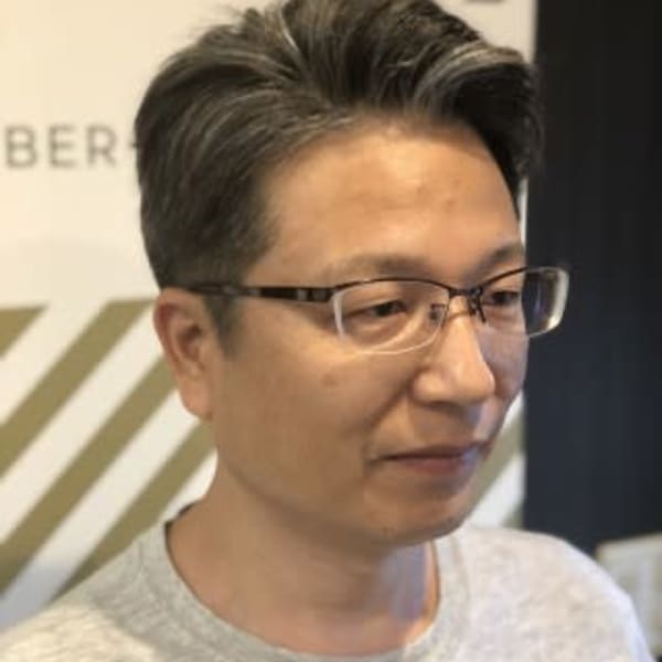 50代メンズ グレーヘアビジネススタイル