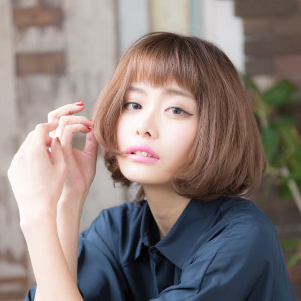 オン眉バング×前下がりショートボブ
