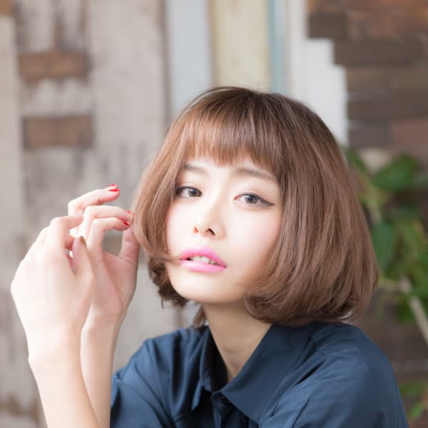 オン眉バング×前下がりショートボブ