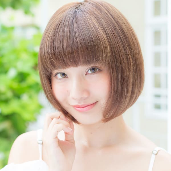 ぱっつん前髪の前下がりボブ