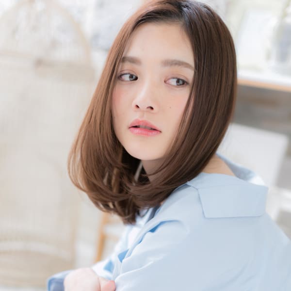 前下がりの小顔ストレートIカールミディ 耳かけ