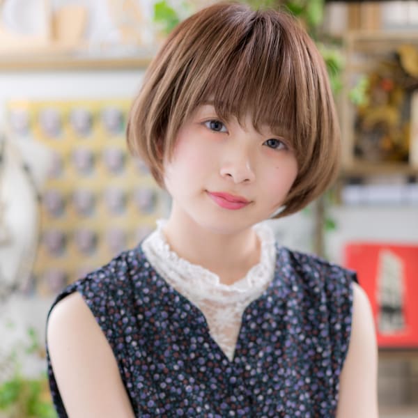 斜めバング×前下がり★透明感ナチュラルショート　丸みショート