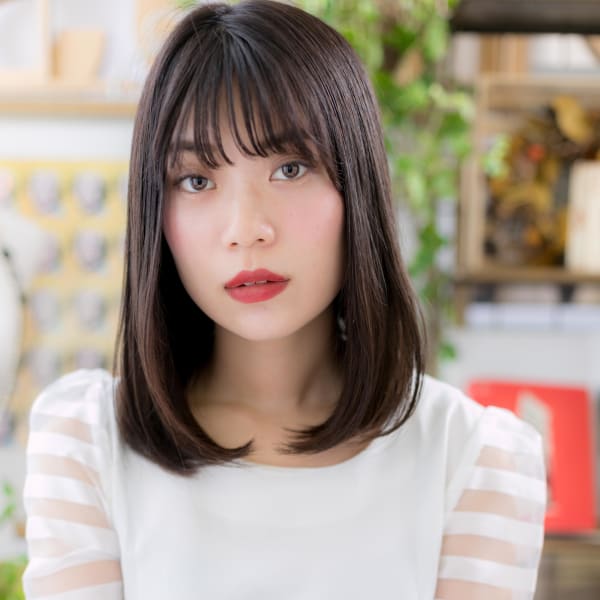 センターパートも◎黒髪クールストレート　グラマラス