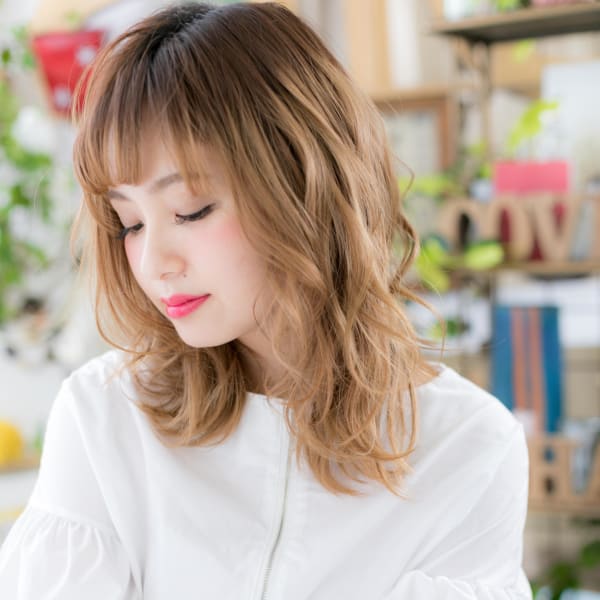羽のような外国人風ふんわりフェザーウェーブ 無造作