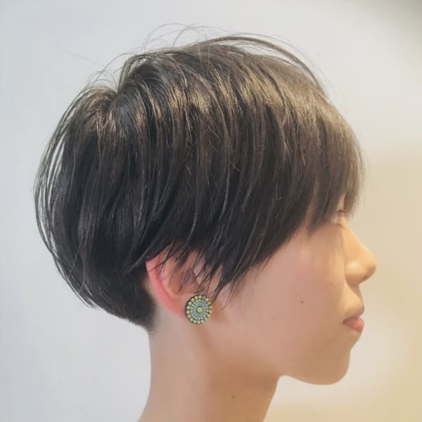 ピアスが映えるショートスタイル