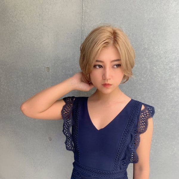 ブロンドショートボブ