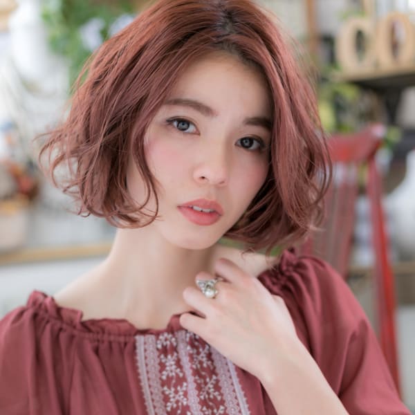 個性的カラーでセンターパートくせ毛風ラフボブ 大人かわいい