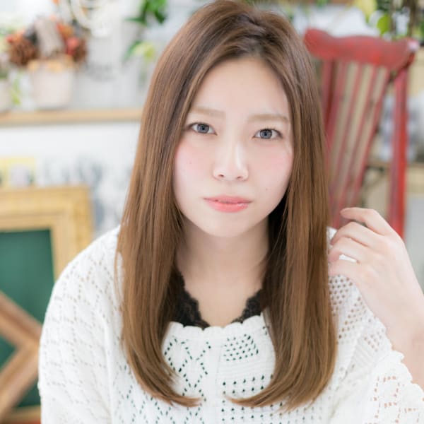 大人かわいいセンターパート美髪ストレート　重めスタイル