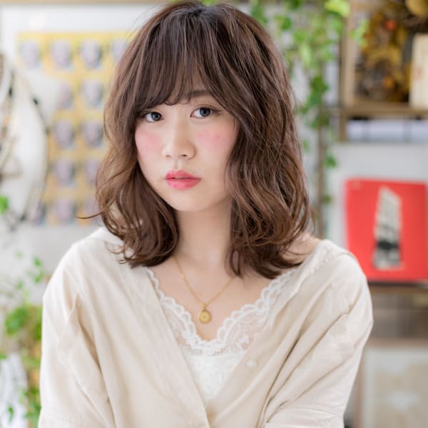 外ハネが大人かわいいくせ毛風エアリーボブ　ふわミディ