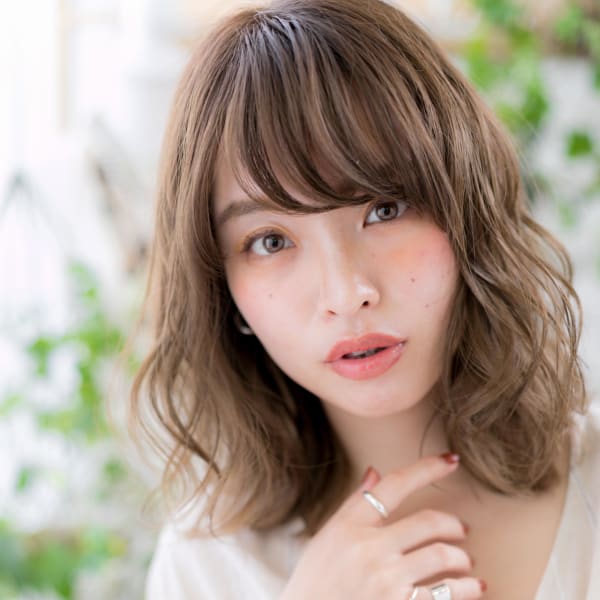 やわらか髪質のボリュームUP外国人風ウェーブ 大人かわいい