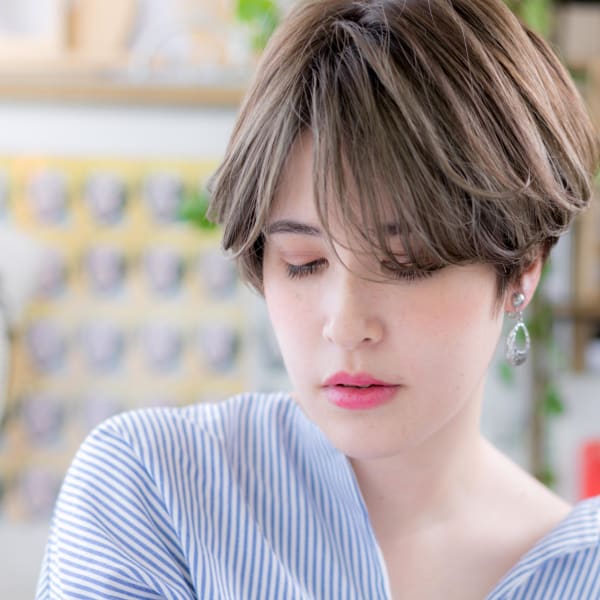 外国人風アシンメトリーハンサムショート　マーメイドアッシュ