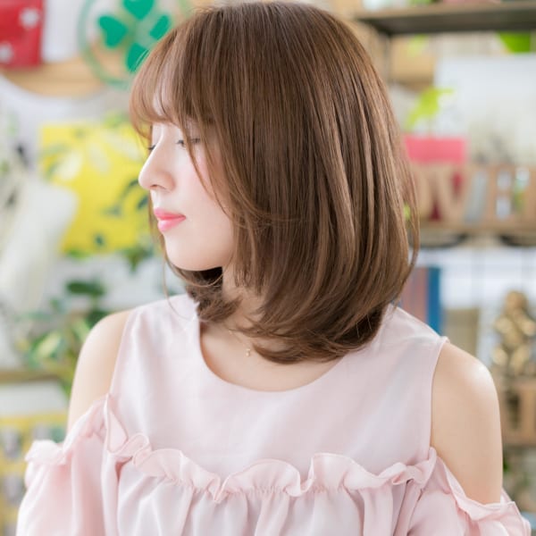 シルキーベージュカラーの小顔ウルフミディアム簡単スタイリング