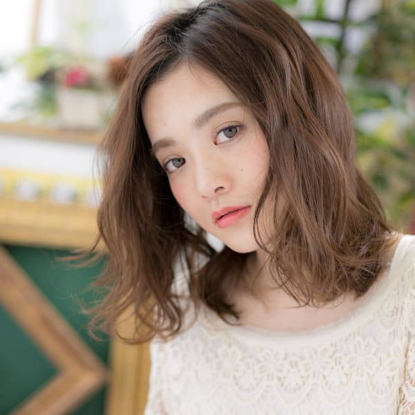 女らしさ溢れるアシンメトリーほつれカール 無造作