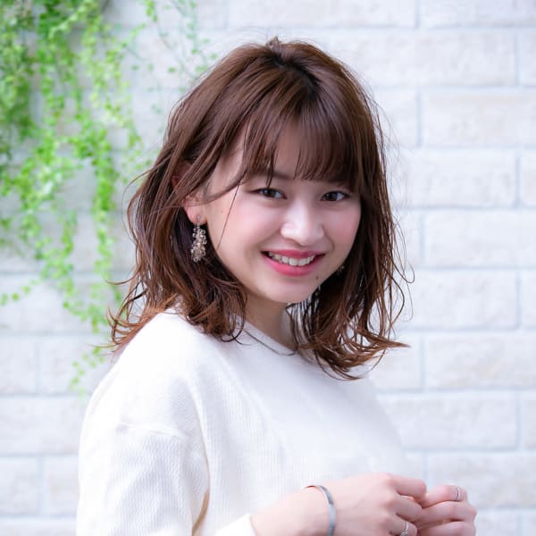 ブランジュのグラデーションカラー&ダブルバングの小顔セミディ