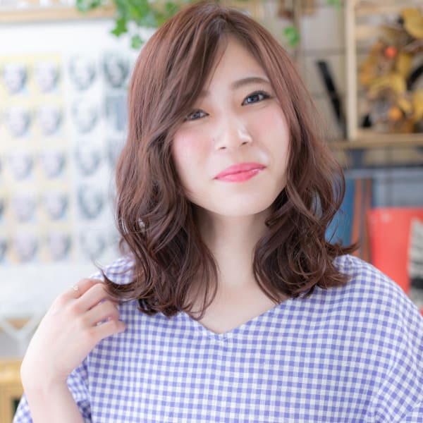 外ハネアシンメトリー小顔ミディアム　ルーズ
