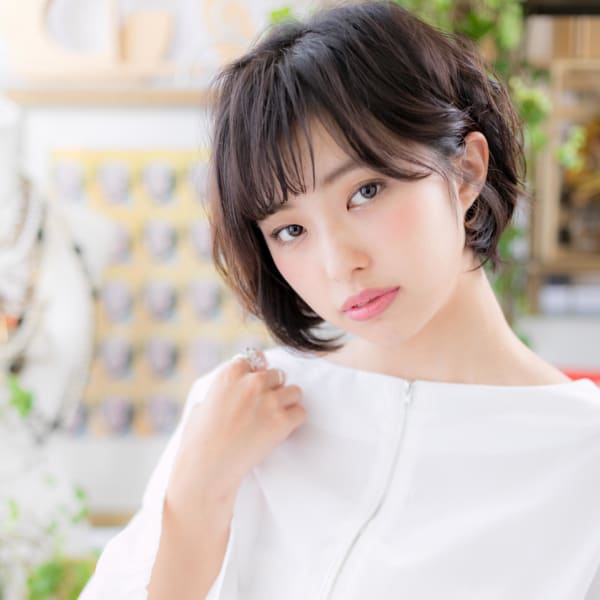 耳かけも◎斜めバング×前下がりの黒髪大人ボブ　ダブルバング