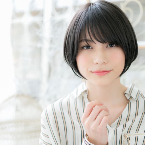 王道!前下がり&黒髪☆小顔ひし形ストレート ネイビーカラー