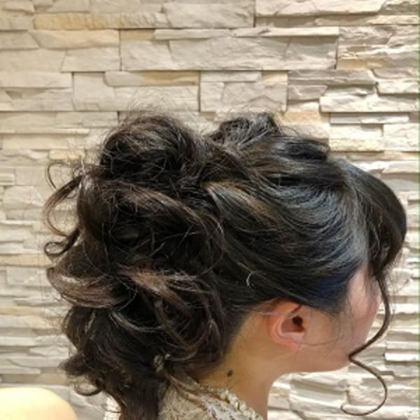 ポニーテール風のアップスタイル