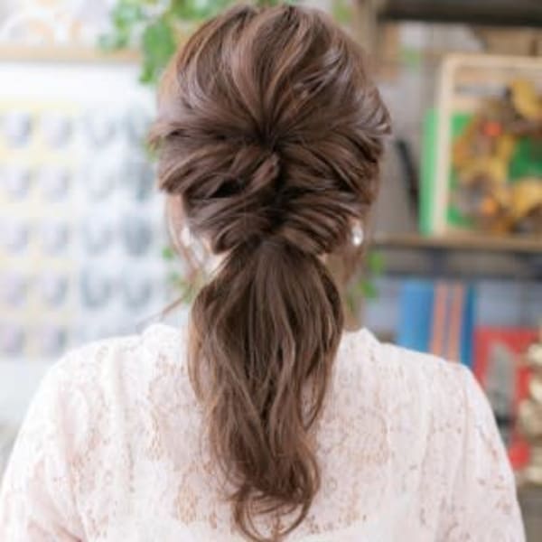 おくれ毛が大人かわいい♪小顔ヘアアレンジ　二次会