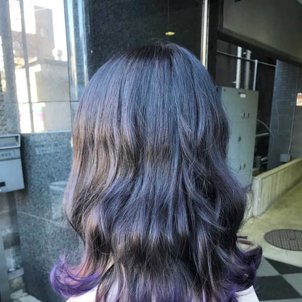 根元は、ダークグレージュ☆毛先はバイオレットの”裾カラー”♪