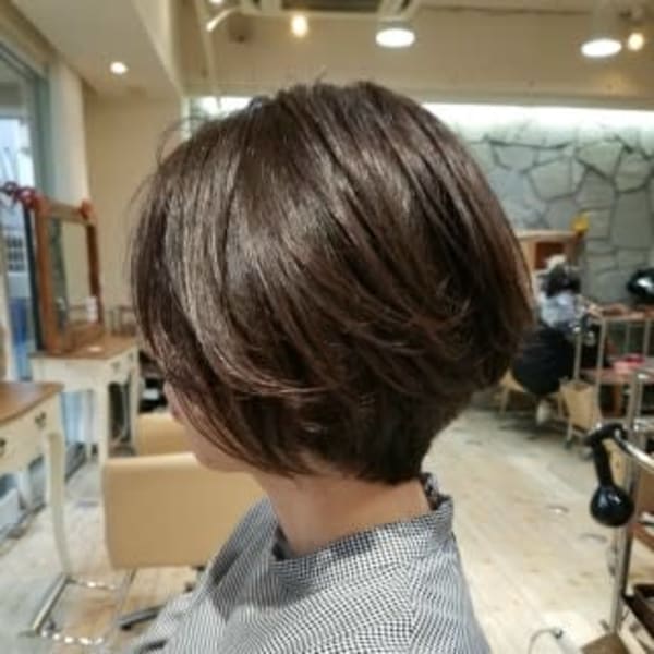 前下がりショート×グレージュ