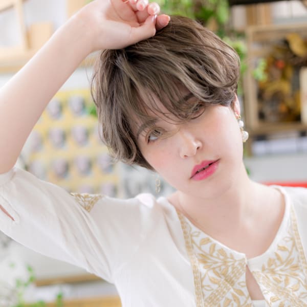 ラフウェーブなハンサムくせ毛風ショート　グラデーションカラー