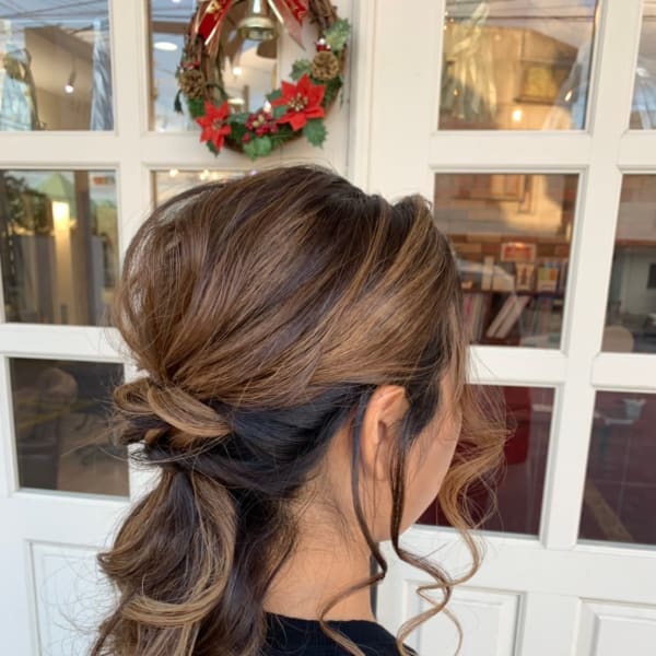 バレイヤージュしっかり☆ベージュカラー結婚式ヘアセット|HAIR and MAKE GRATIAE