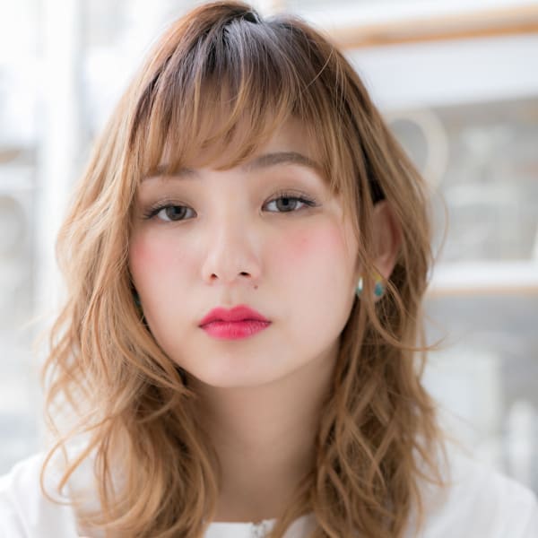 羽のような外国人風ふんわりフェザーウェーブ　伸ばしかけ