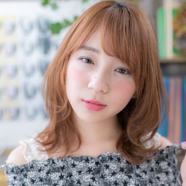 くせ毛風カール×斜めバングのガーリーミディ　似合わせカット
