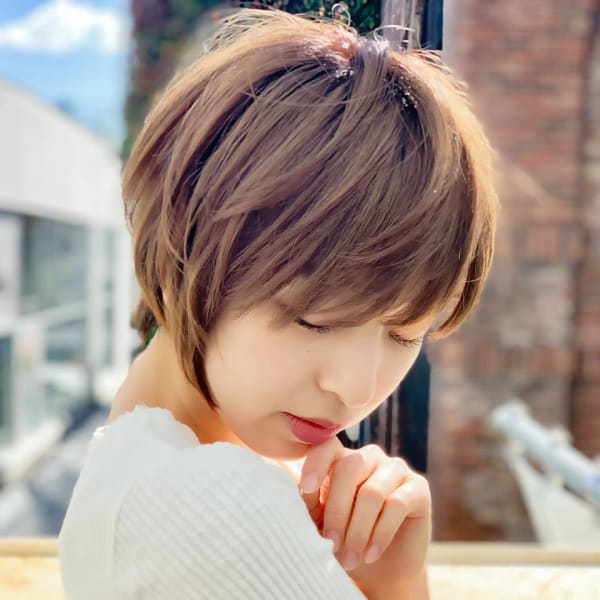ナチュラルレイヤー前下がりショート