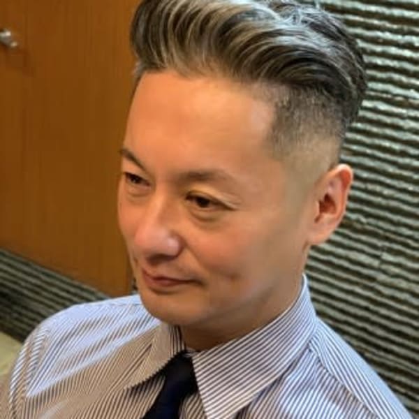 白髪にも似合う大人のヘアスタイル。クラシカルポンパドール