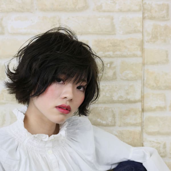 空気感のある外ハネショート|DIMPLE