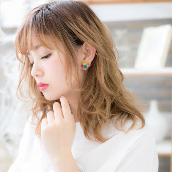  羽のような外国人風ふんわりフェザーウェーブ　ふわミディ