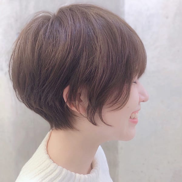 ブリテリーカラーでシャイニーアッシュなグラデーションボブ