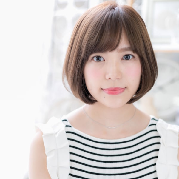 前下がりで小顔見せ…フェミニン大人ボブ 大人かわいい