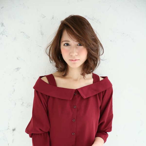 少し重めラインに顔周りから軽やかな動きのあるセミディボブ