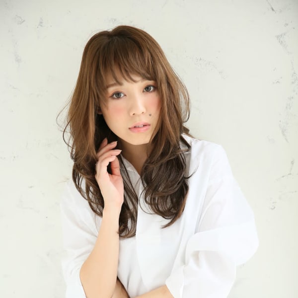 ベージュカラーとレイヤーの毛先に動きのついた柔らかいスタイル|Le rond