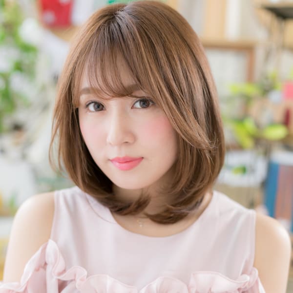 シルキーベージュカラーの小顔ウルフミディアム 似合わせカット